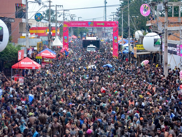 Carnaval: 4º dia de folia tem multidão em bloco tradicional e pipocas com diversos ritmos